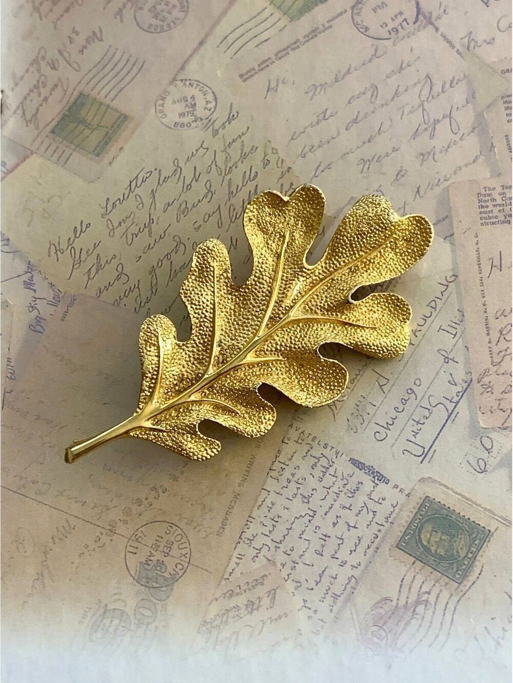 Vintage Golden Oak Leaf Brooch Pin - Elegant Nature Inspired Accessory